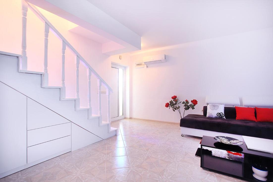 Private Apartment With Parking And Pool Balchik Bagian luar foto